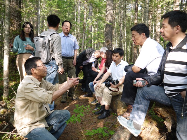 胡冬林在山林中现场讲解-2