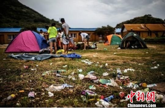 图为：温州南麂岛沙滩、草坪上垃圾遍地。　网络截图 摄