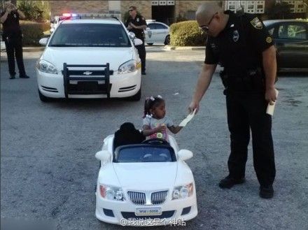 美国2岁女童开玩具车超速，被警察开罚单。
