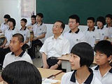 温家宝为中学生作地理讲座和学生跳绳