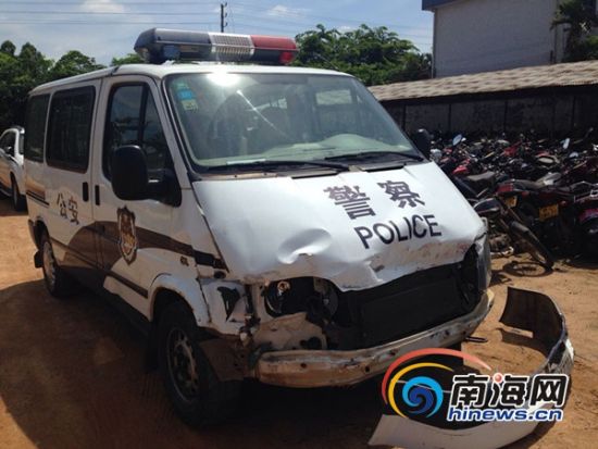 图为被撞的警车(南海网记者王威摄) 图为被撞的警车(南海网记者王威摄)