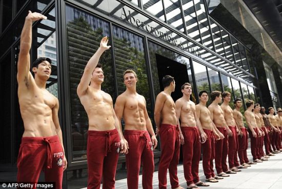 ͼΪ2011�꣬�¼���һ��A&F�����ʱ���ſ��ų�һ�ŵĵ�Ա���������¹涨�����ǲ����ٱ�����ģ�ض�(models)�ˣ���Ӧ����ΪƷ�ƴ���(brand representatives)��