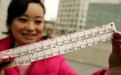 [新闻早点]郑州滴滴专车被百名出租车司机围堵