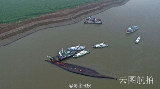 长江航道、海事部门正展开营救。图为湖北日报记者航拍救援现场。