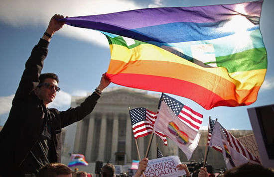 6月26日，美国最高法院以5:4的投票结果裁定同性婚姻合乎宪法。