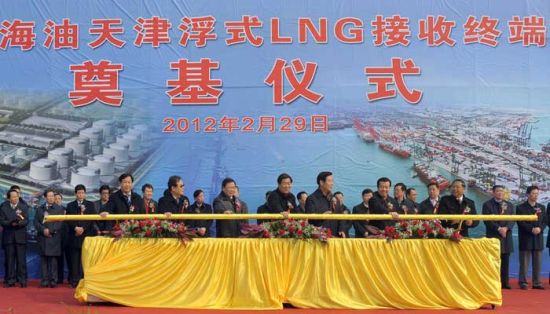 2012年2月，时任天津市委常委、常务副市长杨栋梁出席天津港项目奠基仪式。