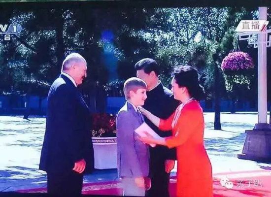 白俄罗斯总统的儿子尼古拉4岁就“涉足”政坛,陪伴父亲参加官方活动。 白俄罗斯总统的儿子尼古拉4岁就“涉足”政坛,陪伴父亲参加官方活动。