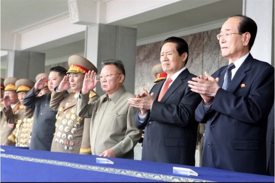2010年，朝鲜阅兵主席台上，周永康站在金正日旁边。金正日于2011年病逝。