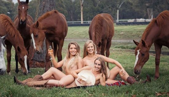 悉尼大学生拍裸体挂历助力慈善事业