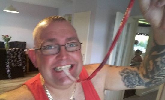 重口味！英国一男子生吃妻子胎盘