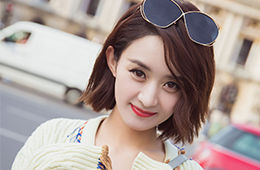 赵丽颖巴黎上演最萌游客照