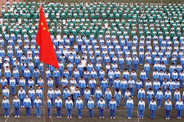 图文:北京北达资源中学师生举行降半旗仪式