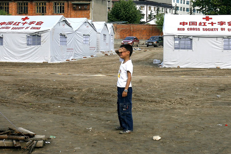 图文:一个小男孩站在帐篷外哭泣
