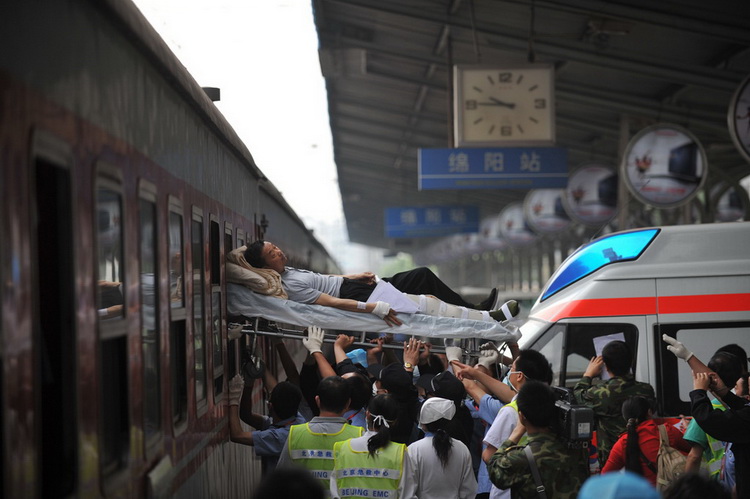图文:转运灾区伤员的绵阳火车站台