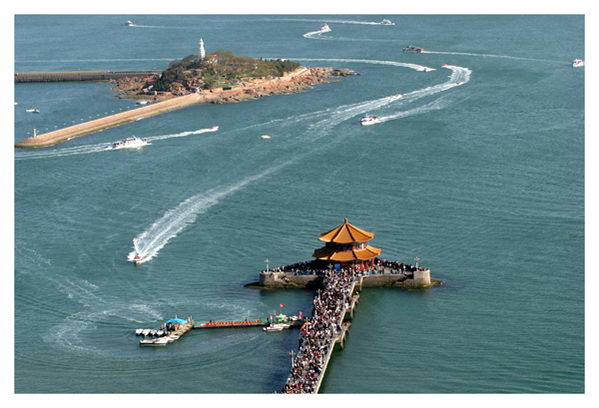 图文:山东青岛著名景点栈桥上的人流