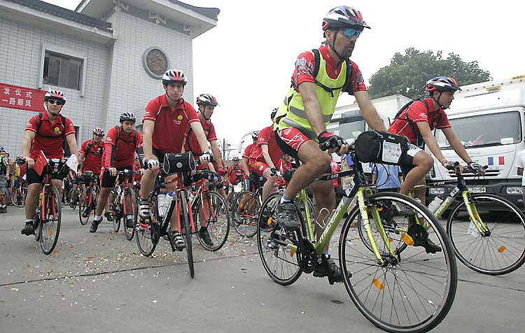 图文:263名法国人骑单车为奥运加油