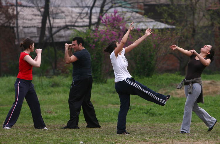 图文:留学生在校园内练习擒拿术
