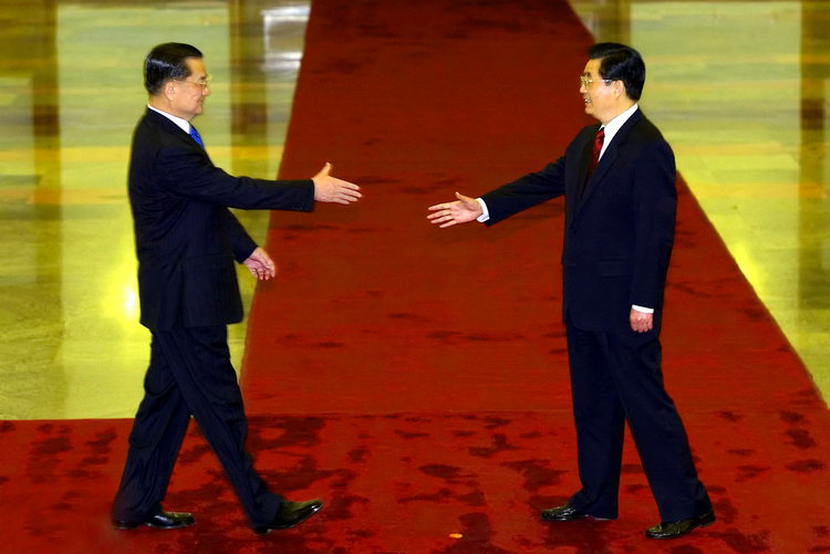 图文:胡锦涛会见中国国民党大陆访问团成员