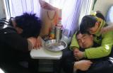图文：旅客在列车内睡着了