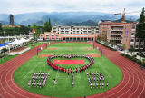 图文：百名小学生排列成心形纪念汶川地震3周年