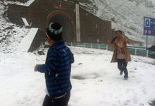 新疆八月飞雪游客玩雪