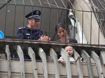 阳台栏杆卡住男童头