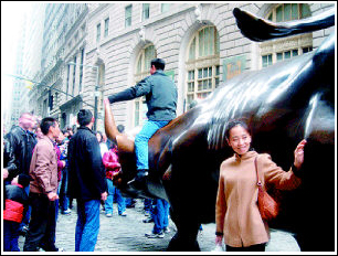 中国游客华尔街骑牛(图)