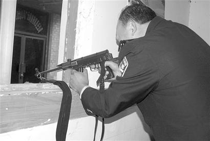 刑警微冲点射撂倒伤人野猪