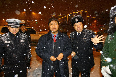 市长崔杰在交警支队支队长王卫东的陪同下察交通状况.记者 张新宇 摄