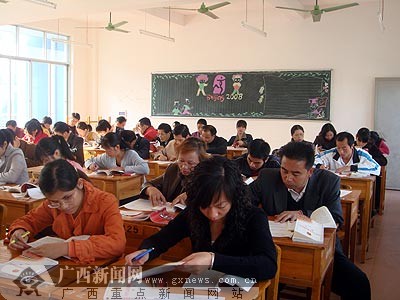 柳州鹿寨县万人参加五五普法考试(图)