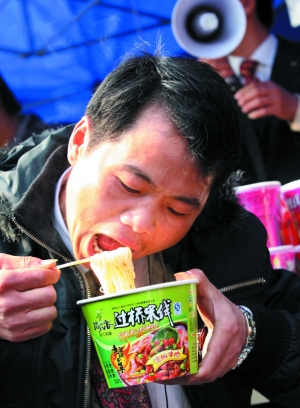 好吃的东西周涛先来尝一口