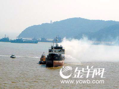海南一艘千五吨级货船在珠海唐家海域起火