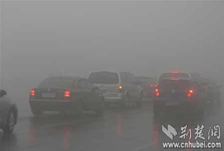 武汉大雾致早晨8点至9点航班全部延误(图)