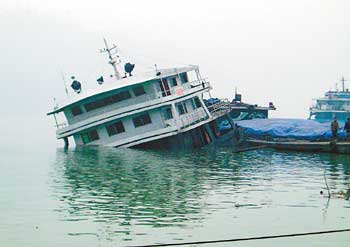 长江重庆段两只货船相撞6名船员获救(图)