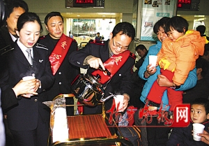 办税e站、爱心始发站昨日联手迎奥运