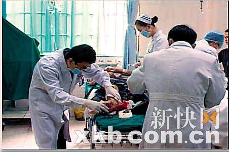 脚底一滑 工人右脚被机器绞烂