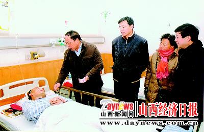 省政府办公厅各级领导慰问特困职工(图)_新闻