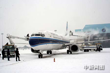 武汉天河机场加紧清雪除冰 航班今日正常起降