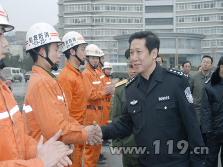 公安部部长助理看望贵州消防官兵(图)