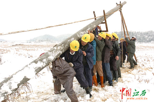 万年抢修电路保畅通(组图)