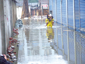 供水管道爆裂淹了大片街区 消防官兵救出5人