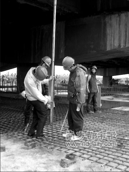 大解八块拆除下沉桥墩