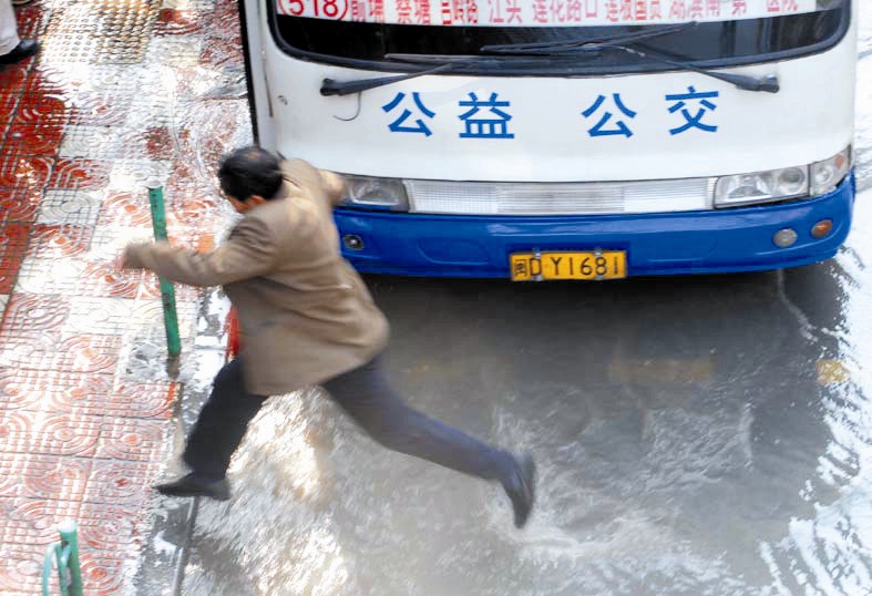 厦门莲坂水管道被挖破 马路发水祸堵车两小时