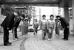 老师的鞠躬让学生们惊喜交加