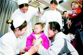 儿童医院女护士为流动儿童体检