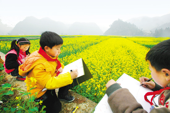昨日,开化县实验小学的小画家们背起画夹,描绘春天的田野.