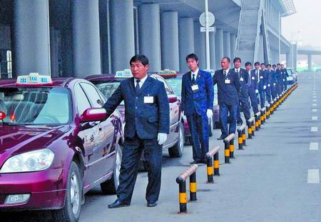 在新郑机场运营的240辆出租车的300余名司机都穿上了统一的服装(如图)
