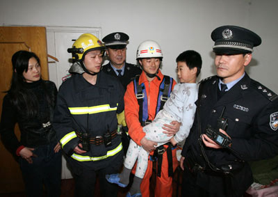 五岁男童跌落三楼雨搭消防战士民警齐力施救