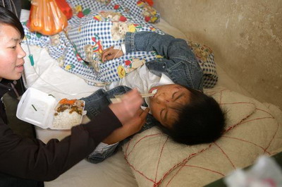 云南凤庆翻车事故死者家属获3000元慰问金(图)