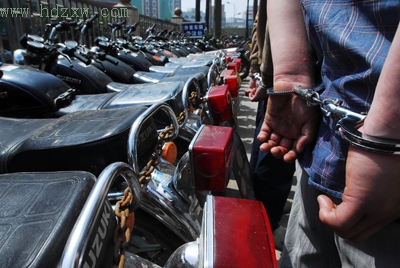 高速路口刑警举枪截下盗车贼